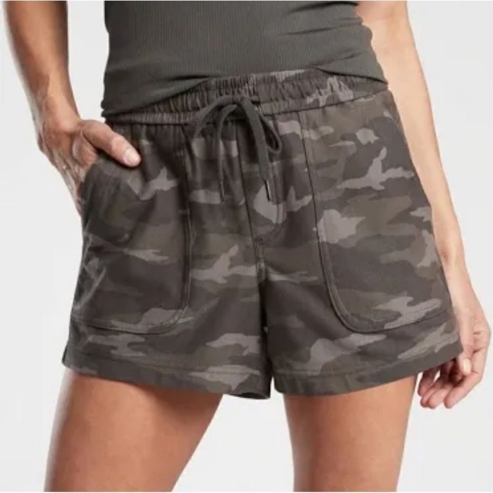 NEW Athleta Camo Farallon Short Shorts Sz 18